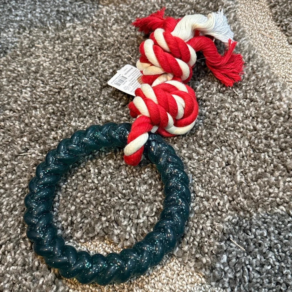 NEW. Holiday Tails Christmas Red and White Rope Dog Toy, with green Ring. 🐕 🎄